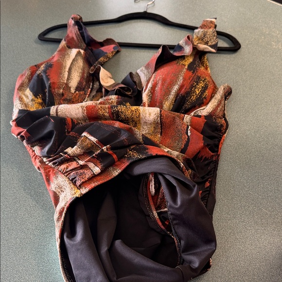 Abstract Print Ruffled Women's Swimsuit - Picture 4 of 4